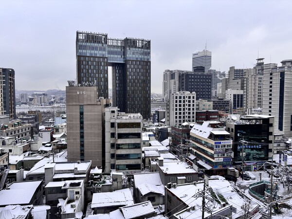 지난 2월 6일 오후 서울 중구 광희동에 내린 눈이 건물 옥상에 소복이 쌓여있다. (사진=허운연 기자)
