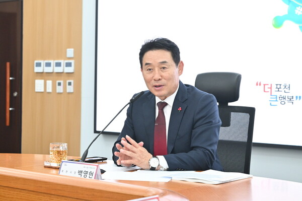 백영현 포천시장이 지난 5일 포천시청 대회의실에서 중소기업 우수제품 설명회를 주재하고 있다. (사진제공=포천시청)