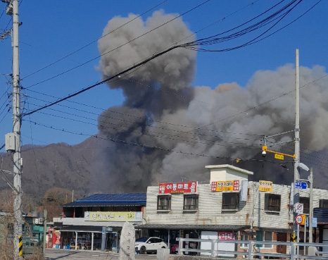 6일 경기 포천시에서 한미 연합훈련 도중 전투기의 폭탄이 민가에 떨어지는 오폭 사고가 발생, 검은 연기가 피어오르고 있다. (사진=뉴스1)