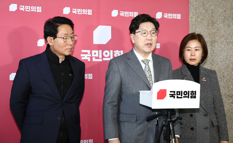 권성동(가운데) 국민의힘 원내대표가 6일 국회에서 의료인력 수급 관련 브리핑을 하고 있다. (사진=뉴스1)