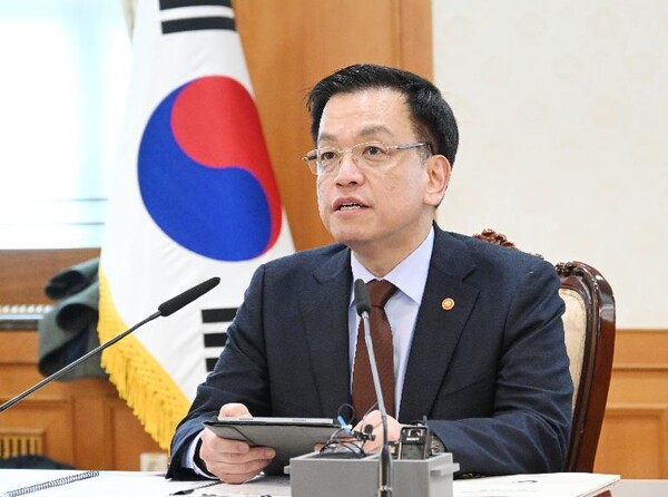 최상목 대통령 권한대행 부총리 겸 기획재정부 장관이 지난 5일서울 종로구 정부서울청사에서 열린 '외국인정책위원회'를 주재하고 있다. (사진제공=기획재정부)