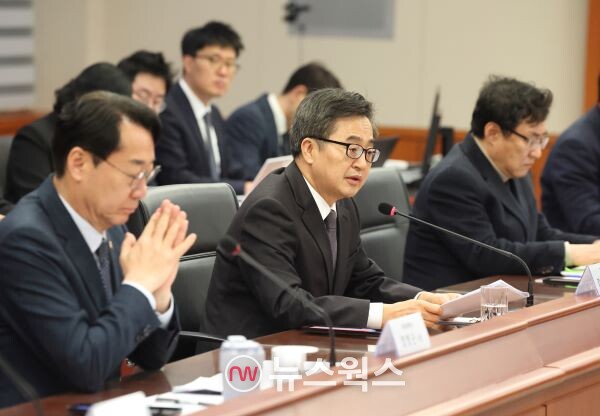 오토랜드 화성에서 열린 기아 PBV 업무협약 및 현장 간담회 김동연(가운데) 경기도지사가 인사말을 하고 있다. (사진제공=경기도)