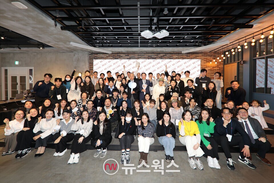 홍정표(중앙 우측) 한화생명 커뮤니케이션실 부사장과 이민혁(중앙 좌측) 대한암협회장을 비롯한 암 경험 청년 크루원들이 'WE CARE RESET 크루 성과 공유회'에 참여한 뒤 기념촬영을 하고 있다. (사진제공=한화생명)