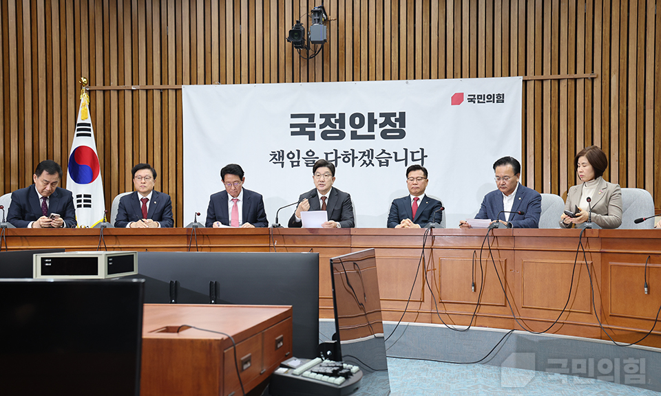 권성동(왼쪽 네 번째) 국민의힘 원내대표가 7일 국회에서 열린 '원내대책회의'에서 발언하고 있다. (사진제공=국민의힘)