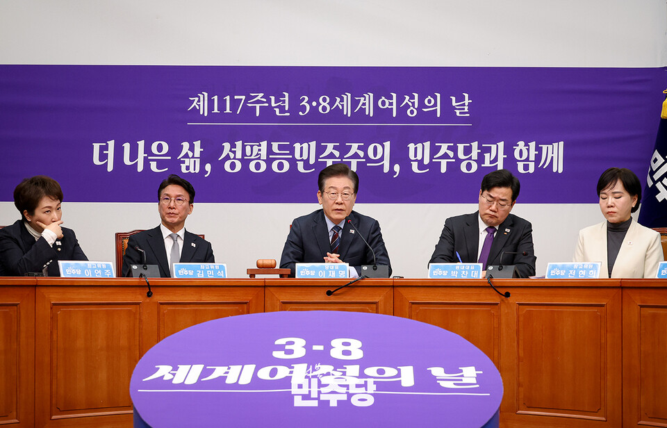 이재명(가운데) 민주당 대표가 7일 국회에서 열린 '민주당 최고위원회의'에서 발언하고 있다. (사진제공=민주당)