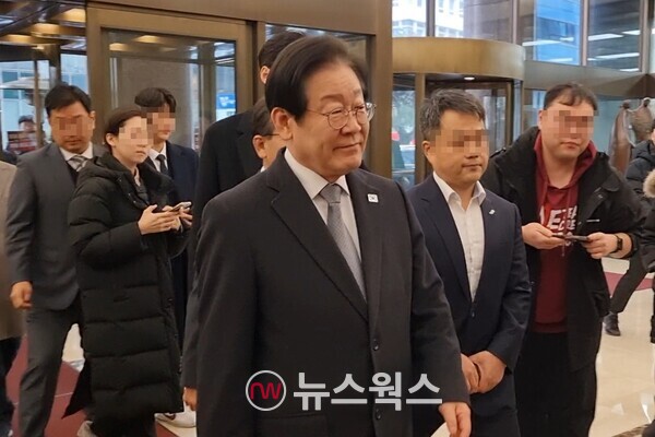 이재명 더불어민주당 대표가 시중은행장과 면담을 위해 은행연합회로 들어서고 있다. (사진=손일영 기자)