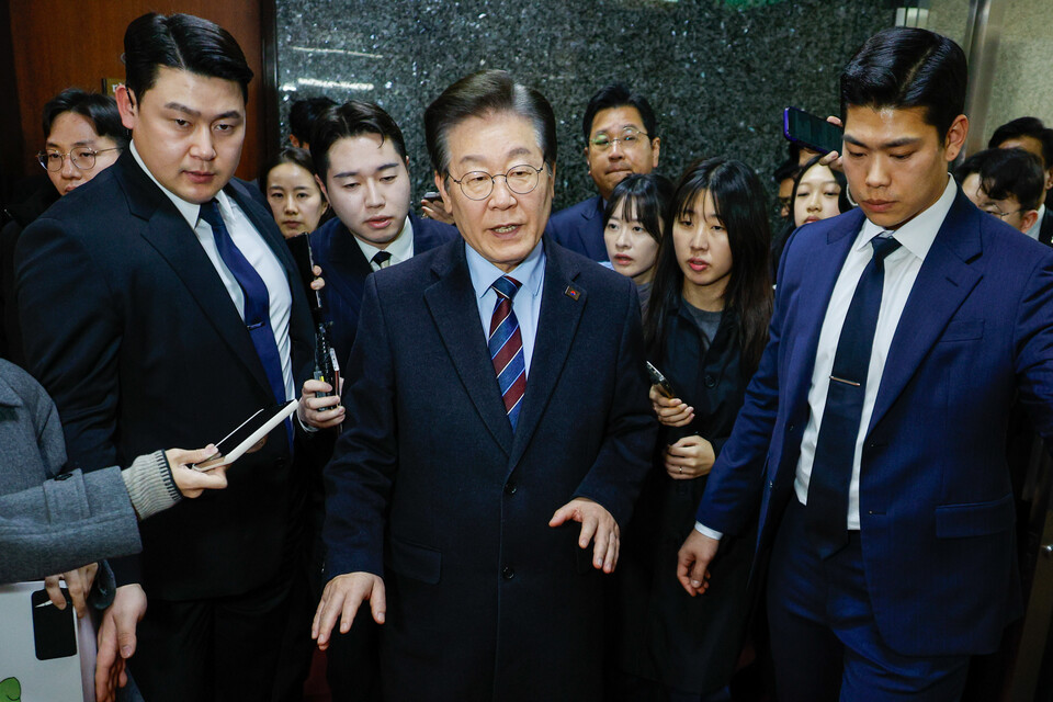 이재명 더불어민주당 대표가 7일 오후 서울 여의도 국회에서 윤석열 대통령 구속 취소 인용 관련 긴급 비공개 최고위원회의를 마친 후 의원총회장으로 이동하고 있다. (사진=뉴스1)