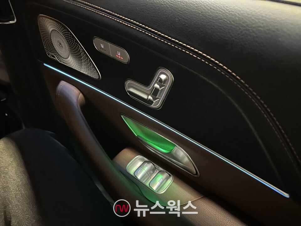 벤츠 'GLS 580 4MATIC'에 적용된 '앰비언트 라이트'. (사진=정현준 기자)