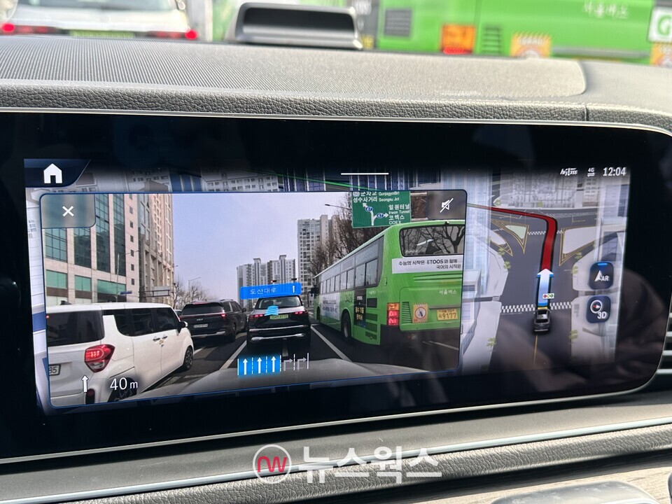도심 주행 중 '증강현실 MBUX 내비게이션'이 작동하고 있다. (사진=정현준 기자)