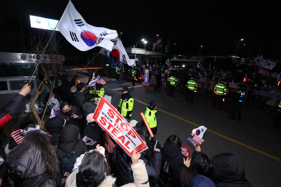 법원이 내란 수괴 혐의로 구속기소된 윤석열 대통령의 구속 취소를 인용한 7일 경기 의왕시 서울구치소 앞에서 윤 대통령 지지자들이 구호를 외치고 있다. (사진=뉴스1)