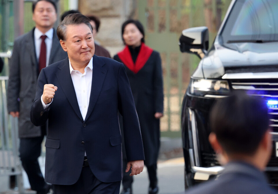 법원의 구속취소 청구 인용으로 석방된 윤석열 대통령이 8일 오후 경기 의왕시 서울구치소를 빠져나오며 지지자들에게 인사하고 있다. (사진=뉴스1)