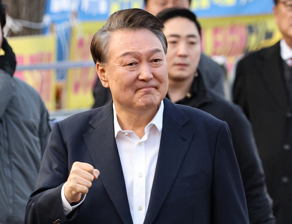 윤석열 대통령이 8일 오후 경기 의왕시 서울구치소 앞에서 지지자를 향해 인사하고 있다. (사진=뉴스1)