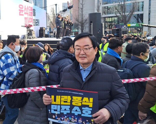 8일 문인 북구청장이 안국동 집회 현장에서 팻말을 들고 있다. (출처=문인 페이스북)