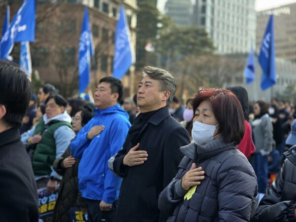 8일 김이강 서구청장이 서울 집회에서 국기에 대한 경례를 하고 있다. (출처=김이강 페이스북)
