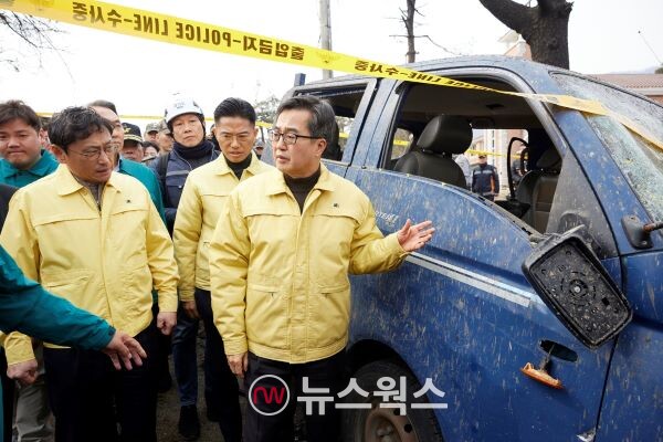 김동연(오른쪽) 지사가 군 전투기 오폭사고가 발생한 포천시 이동면을 방문해 피해 현장을 점검하고 있다. (사진제공=경기도)