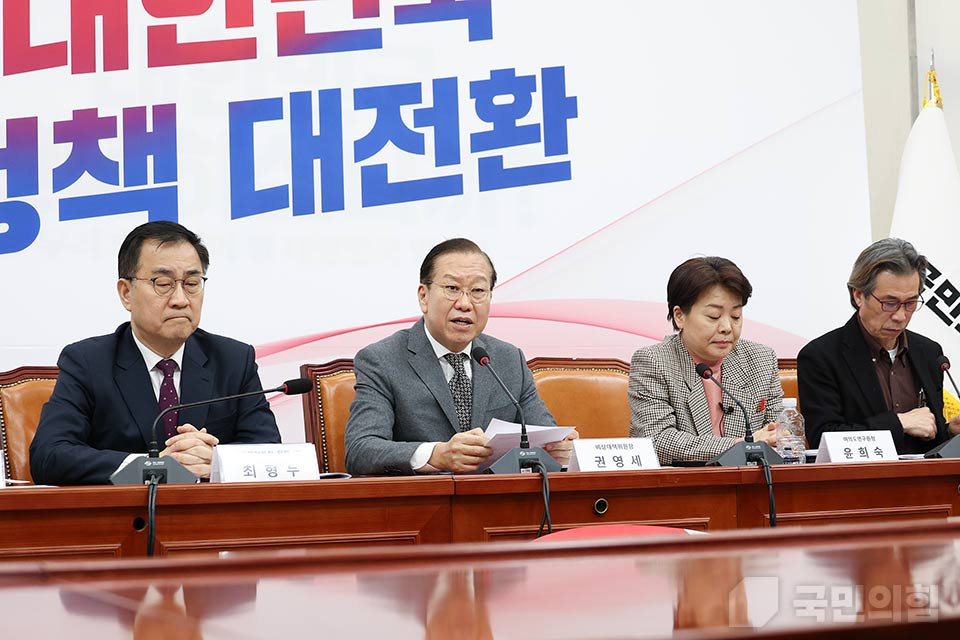 권영세(왼쪽 두 번째) 국민의힘 비상대책위원장이 지난 7일 국회에서 열린 여의도연구원 주최의 '대한민국 정책대전환' 전문가 토론회에서 발언하고 있다. (사진제공=국민의힘)