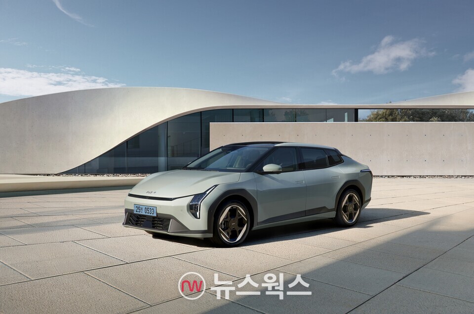 기아의 첫 전동화 세단 '더 기아 EV4'. (사진제공=기아)
