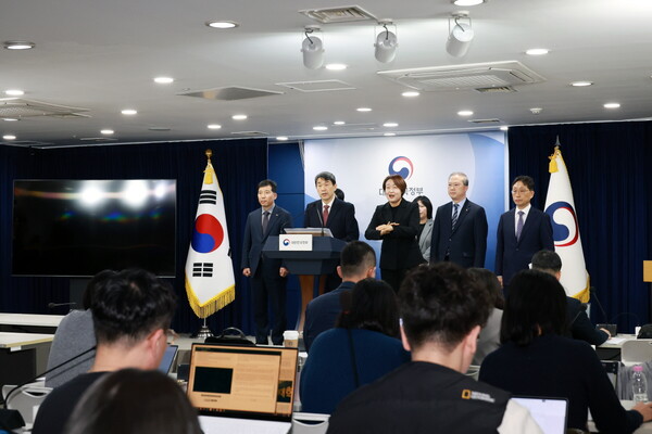 이주호 부총리 겸 교육부 장관이 지난 7일 정부서울청사에서 의과대학 선진화를 위한 총장협의회, 한국의과학의학전문대학원협회 등과 학생 복귀 및 의대 교육 정상화에 대해 발표하고 있다. (사진제공=교육부)