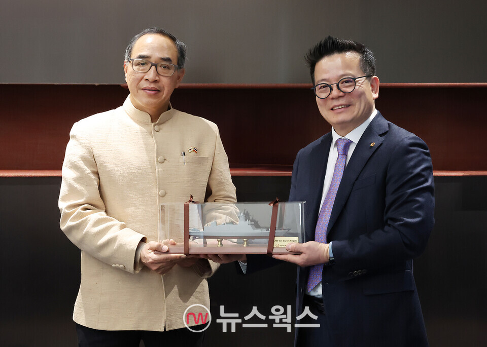 지난 10일 한화오션 서울사무소에서 타니 쌩랏(왼쪽) 주한 태국 대사와 어성철 한화오션 특수선사업부장 사장이 협력 회의를 마친 뒤 기념 촬영을 하고 있다. (사진제공=한화오션)