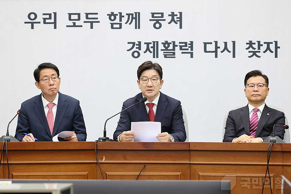 권성동(가운데) 국민의힘 원내대표가 11일 국회에서 열린 '국민의힘 원내대책회의'에서 발언하고 있다. (사진제공=국민의힘)