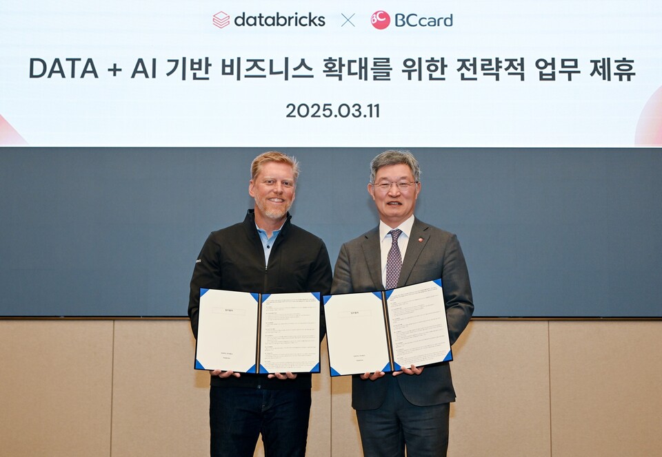 최원석(오른쪽) BC카드 사장과 론 가브리스코 데이터브릭스 CRO가 11일 오전 서울 시내 소재 호텔에서 열린 데이터 및 AI 활용 고도화를 위한 업무협약식에서 기념사진을 촬영하고 있다. (사진제공=BC카드)