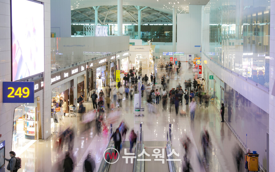 인천공항 제2터미널 출국장에서 여행객들이 면세점 쇼핑을 하는 모습. (사진제공=인천공항공사)