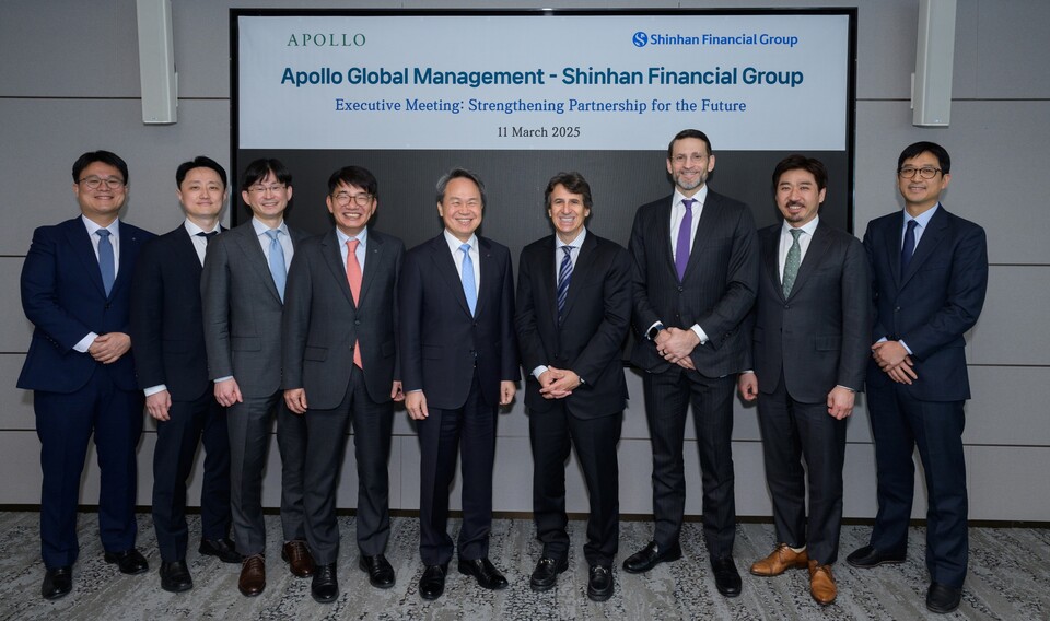 진옥동(가운데) 신한금융 회장과 이영종(왼쪽 네 번째) 신한라이프 사장, 마크 오롼(오른쪽 네 번째) 아폴로글로벌매니지먼트 회장이 참석한 가운데 두 회사는 최고경영진 회담을 진행했다. (사진제공=신한라이프)