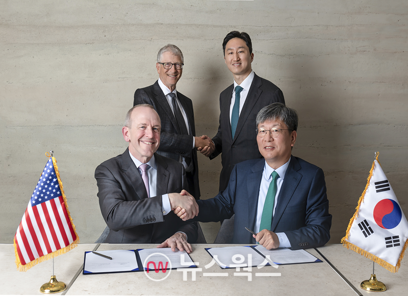 정기선(뒷줄 오른쪽) HD현대 수석부회장과 빌게이츠(뒷줄 왼쪽) 테라파워 창업자가 최근 미국에서 원광식(앞줄 오른쪽) HD현대중공업 해양에너지사업본부장과 크리스 르베크 테라파워 최고경영자와 함께 나트륨 원자로의 상업화를 위한 제조 공급망 확장 전략적 협약을 체결하고 기념촬영을 하고 있다. (사진제공=HD현대)