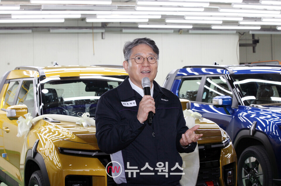 곽재선 KGM 회장이 지난 11일 열린 '무쏘 EV' 양산 기념식에서 격려사를 하고 있다. (사진제공=KGM)