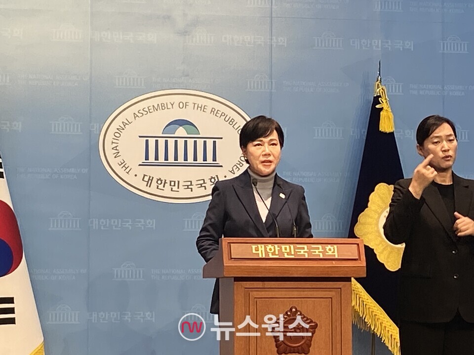 전현희 더불어민주당 정치테러대책위원장이 12일 오후 국회 소통관에서 이재명 대표 암살 시도 제보와 관련해 긴급 기자회견을 진행 중이다. (사진=정민서 기자)