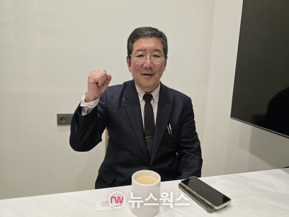 임응수 변호사가 12일 서울 여의도 모처에서 가진 뉴스웍스와의 인터뷰에서 주먹을 꼭 쥐고 화이팅을 외치고 있다. (사진=원성훈 기자)