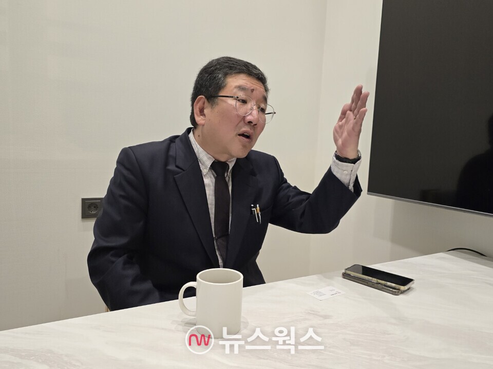 임응수 변호사가 12일 서울 여의도 모처에서 가진 뉴스웍스와의 인터뷰에서 손동작을 써가면서 서울서부지법 사태 당시의 상황에 대해 설명하고 있다. (사진=원성훈 기자)