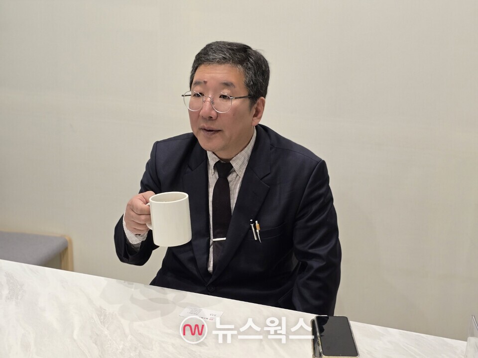 임응수 변호사가 12일 서울 여의도 모처에서 가진 뉴스웍스와의 인터뷰에서 조용히 차를 마시면서 차분히 상황 설명을 하고있다. (사진=원성훈 기자)