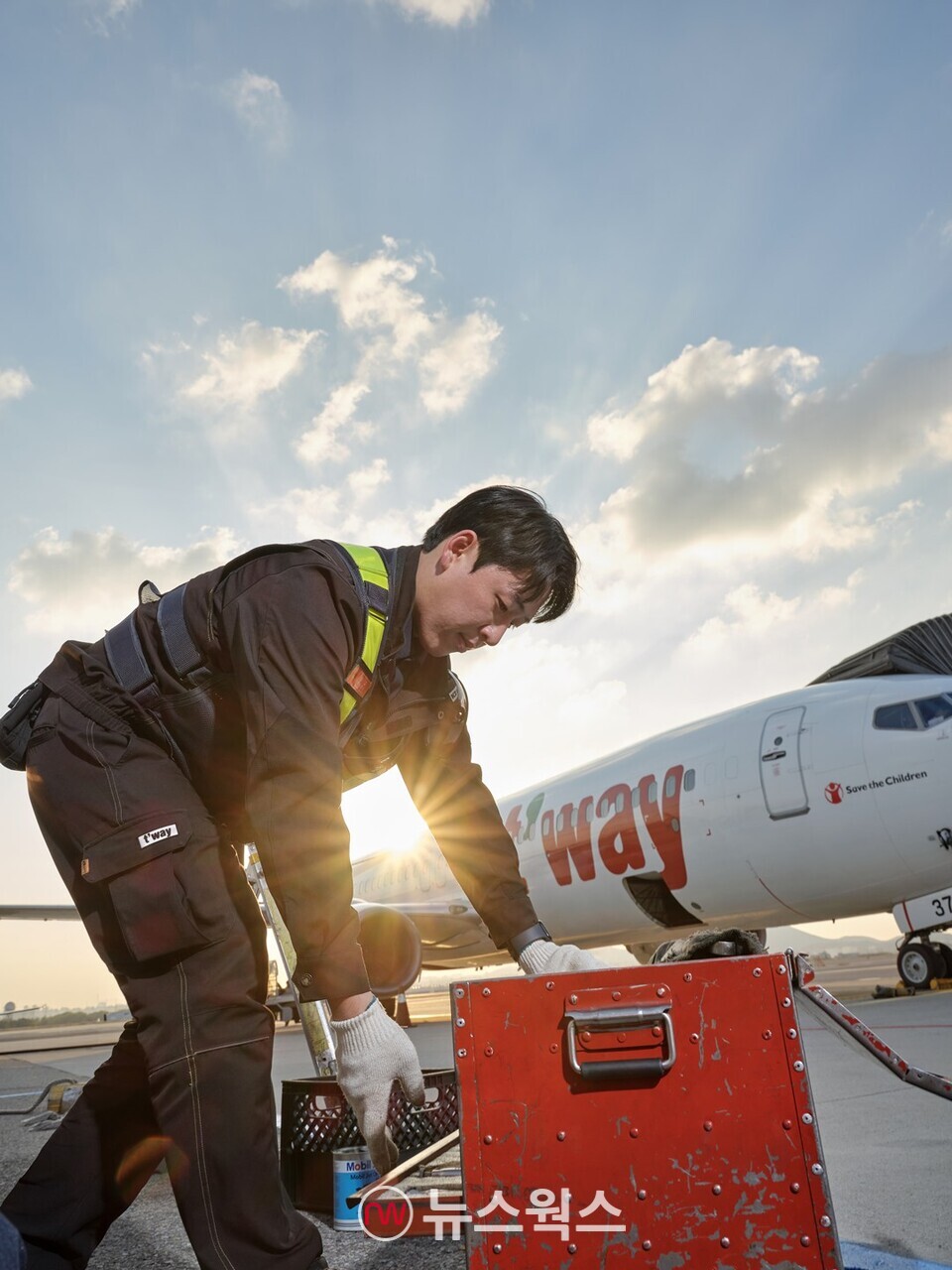 티웨이항공 정비사가 도구를 정리하고 있다. (사진제공=티웨이항공)