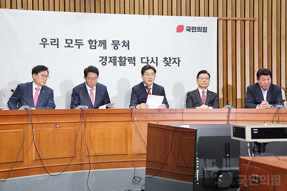 권성동(가운데) 국민의힘 원내대표가 지난 11일 국회에서 열린 '원내대책회의'에서 발언하고 있다. (사진제공=국민의힘)