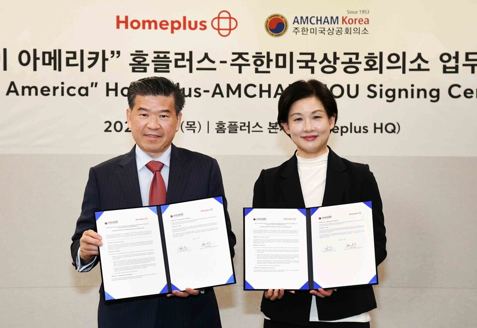 제임스 김 암참 회장 겸 대표이사(왼쪽)와 조주연 홈플러스 사장이 13일 오전 서울 등촌동 홈플러스 본사에서 미국산 식품 판매 확대를 위한 업무협약 체결 이후 기념 촬영을 하고 있다. (사진제공=홈플러스)