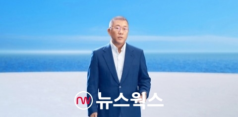 정의선 현대차그룹 회장이 2021년 9월 열린 '하이드로젠 웨이브'에서 '수소비전 2040'을 발표하고 있다. (사진제공=현대차그룹)