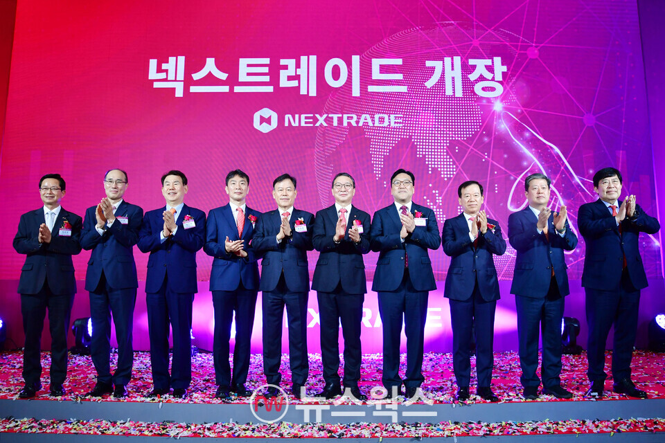최호권(왼쪽부터) 영등포구청장, 이순호 한국예탁결제원 사장, 정은보 한국거래소 이사장, 이복현 금융감독원장, 국회 정무위원회 윤한홍 위원장, 김학수 넥스트레이드 대표, 김병환 금융위원장, 서유석 금융투자협회장, 김정각 한국증권금융 사장, 윤창현 코스콤 대표가 지난 4일 열린 넥스트레이드 개장식에서 기념사진을 촬영하고 있다. (사진제공=넥스트레이드)