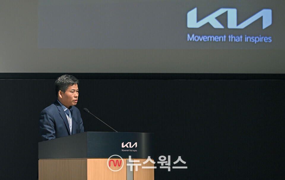 김상대 기아 PBV 사업부 부사장이 14일 서울 서초구 엘타워에서 진행된 제81기 정기 주주총회에서 주주 대상 설명회를 진행하고 있다. (사진제공=기아)