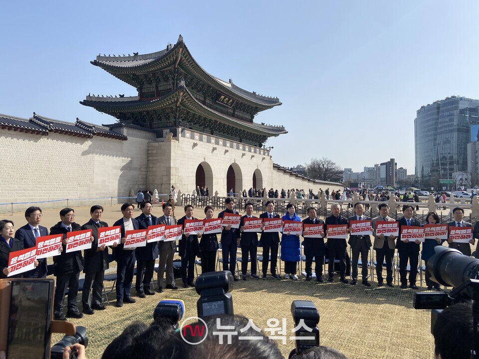 더불어민주당이 14일 서울 광화문 인근에서 현장 최고위원회의를 진행하고 있다. (사진=정민서 기자)