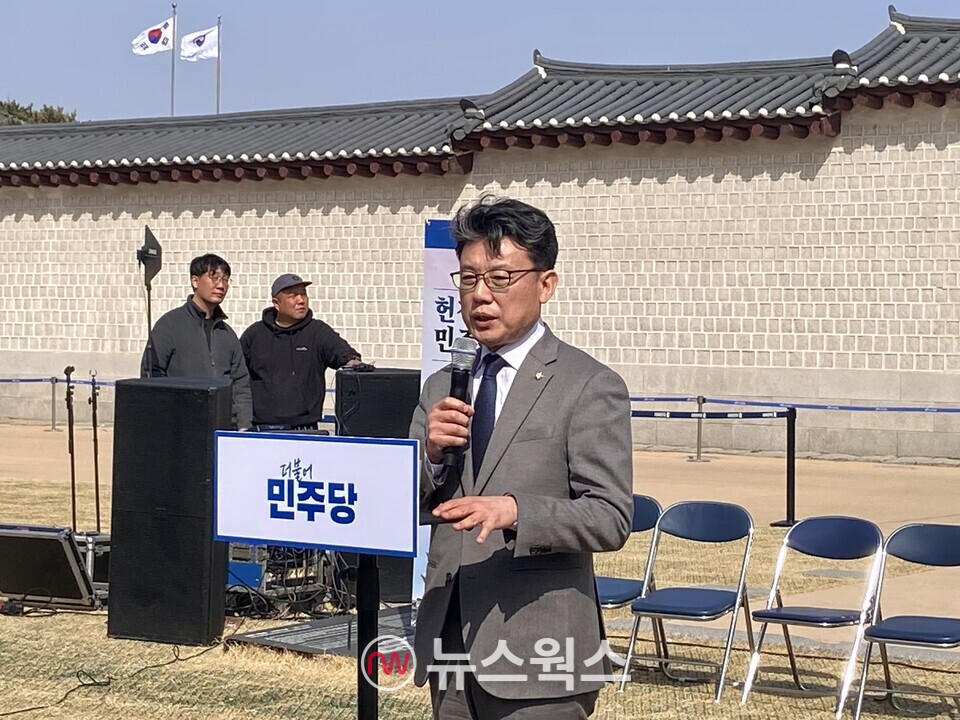 진성준 더불어민주당 정책위의장이 14일 서울 광화문 인근에서 열린 현장 최고위원회의에서 국민연금 개혁안에 대해 발언하고 있다. (사진=정민서 기자)