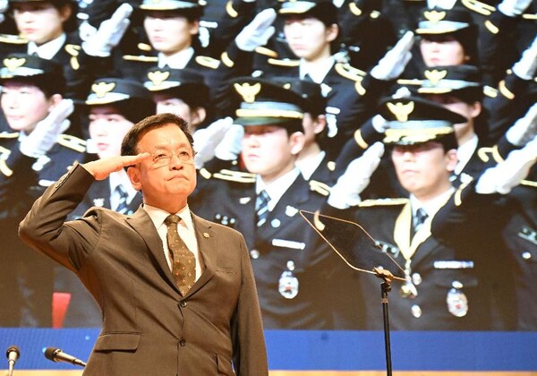 최상목 대통령 권한대행 부총리 겸 기획재정부 장관이 지난 13일 천안 경찰대학에서 열린 '2025년 신임경찰 경위·경감 임용식'에 참석해 거수경례를 하고 있다. (사진제공=기획재정부)