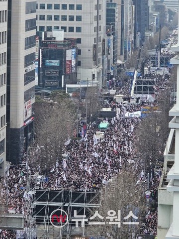 ​지난 2월 15일 금남로 일대에서 윤석열 대통령 탄핵 찬반 집회가 열리고 있다. (사진=차해미 기자)