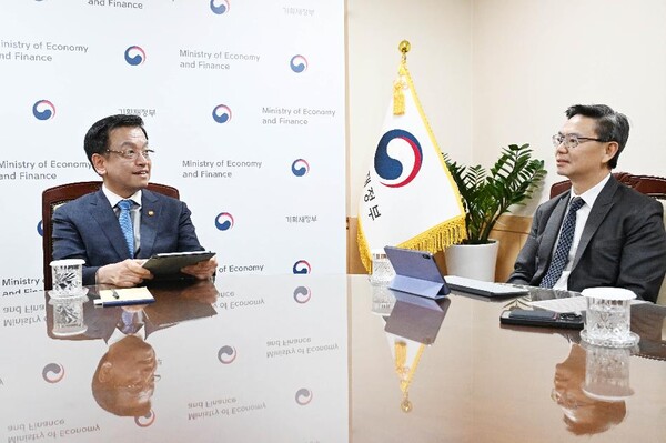 최상목(왼쪽) 대통령 권한대행 부총리 겸 기획재정부 장관이 14일 정부서울청사에서 킴엥 탄 국제신용평가사 S&P 국가신용등급 아태 총괄과 면담을 하고 있다. (사진제공=기획재정부)