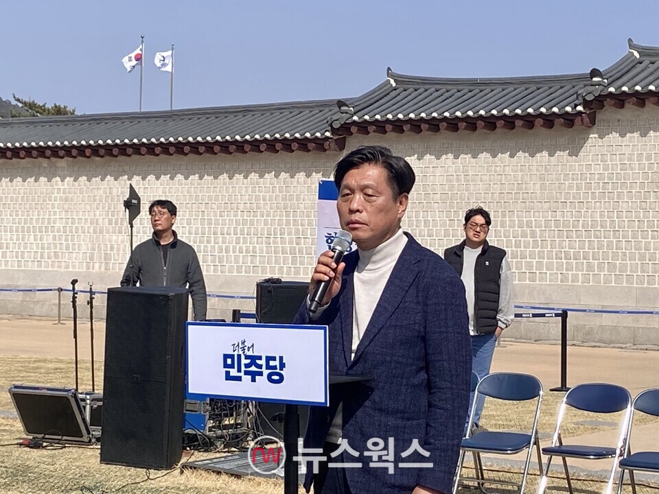 조승래 더불어민주당 수석대변인이 14일 서울 광화문 인근에서 열린 현장 최고위원회의에서 발언하고 있다. (사진=정민서 기자)