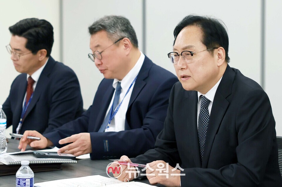 정인교 산업통상자원부 통상교섭본부장이 13일(현지시간) 미국 워싱턴 D.C. 한국무역협회 회의실에서 열린 '미국 현지 철강 진출기업 간담회'를 주재하고 있다. (사진제공=산업통상자원부)