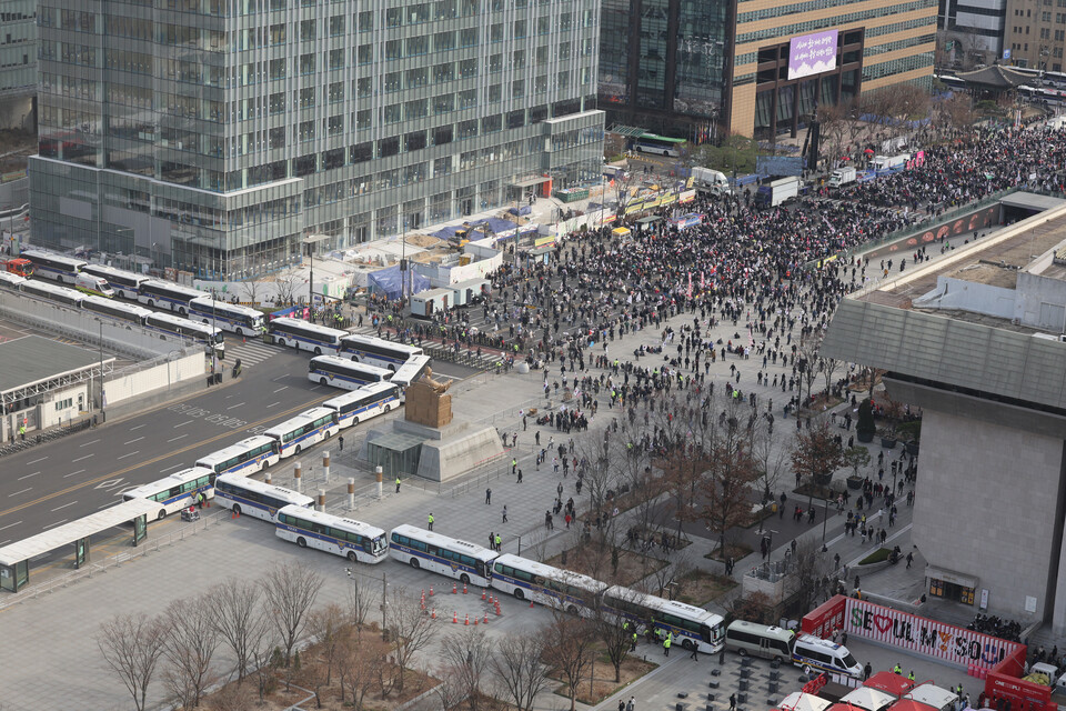 15일 오후 서울 광화문광장에 윤석열 대통령 탄핵에 찬성하는 군중과 반대하는 군중의 충돌을 막기 위한 경찰 차벽이 설치됐다. (사진=뉴스1)