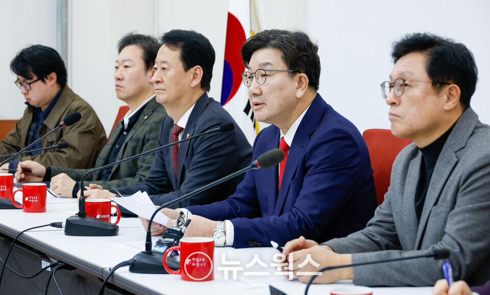 권성동 국민의힘 원내대표가 16일 오후 서울 여의도 국회에서 열린 현안 관련 기자간담회에 참석해 취재진 질의에 답하고 있다. (사진=뉴스1)