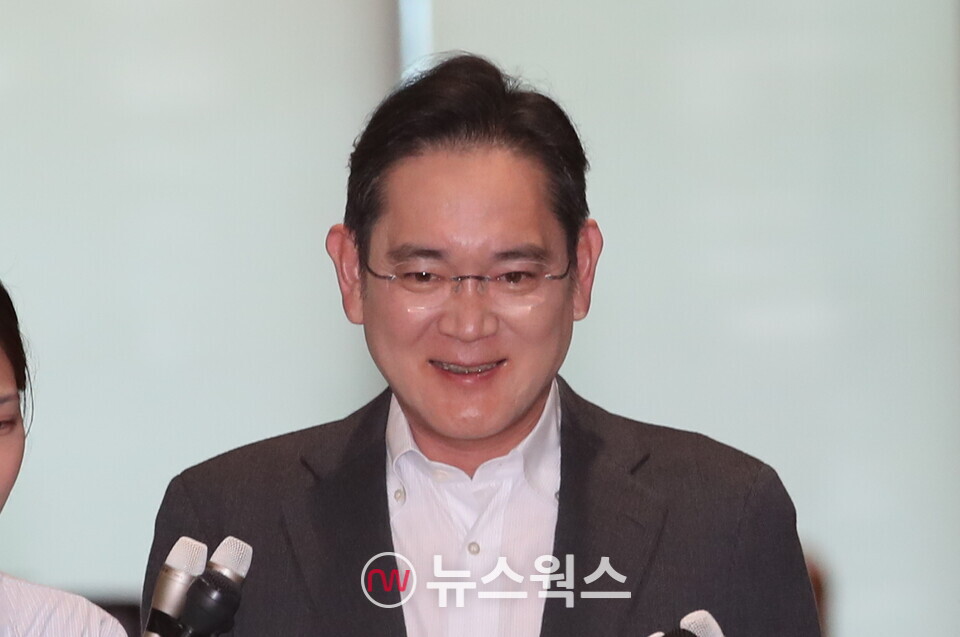 이재용 삼성전자 회장이 파리올림픽 출장을 마치고 김포공항 비즈니스 항공센터를 통해 귀국하고 있다. (사진-뉴스1)