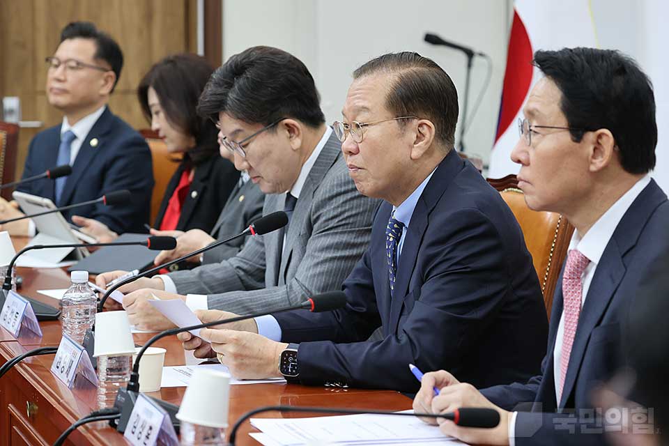 권영세(오른쪽 두 번째) 국민의힘 비상대책위원장이 17일 국회에서 열린 '비상대책위원회의'에서 좌중을 돌아보며 발언을 시작하려 하고 있다. (사진제공=국민의힘)